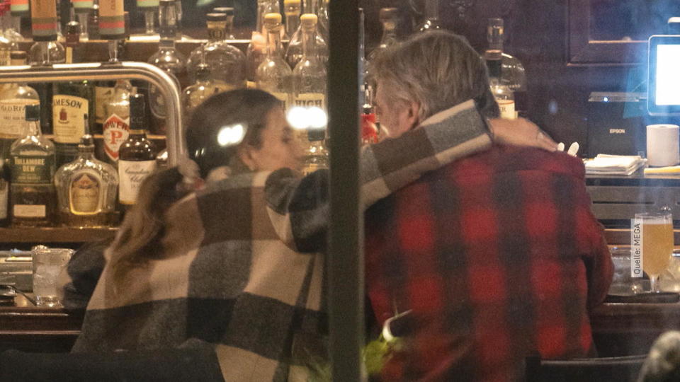 Hilaria Baldwin stützt ihren Alec