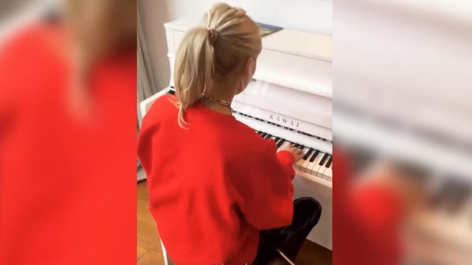 Lena Gercke gibt ihre Klavierkünste zum Besten