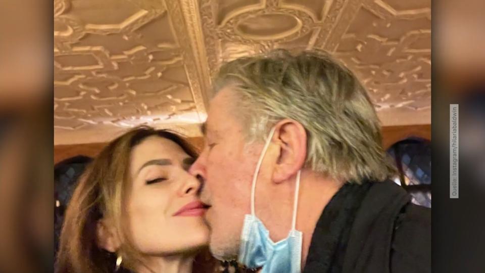 Hilaria Baldwin teilt Kussfoto mit ihrem Alec