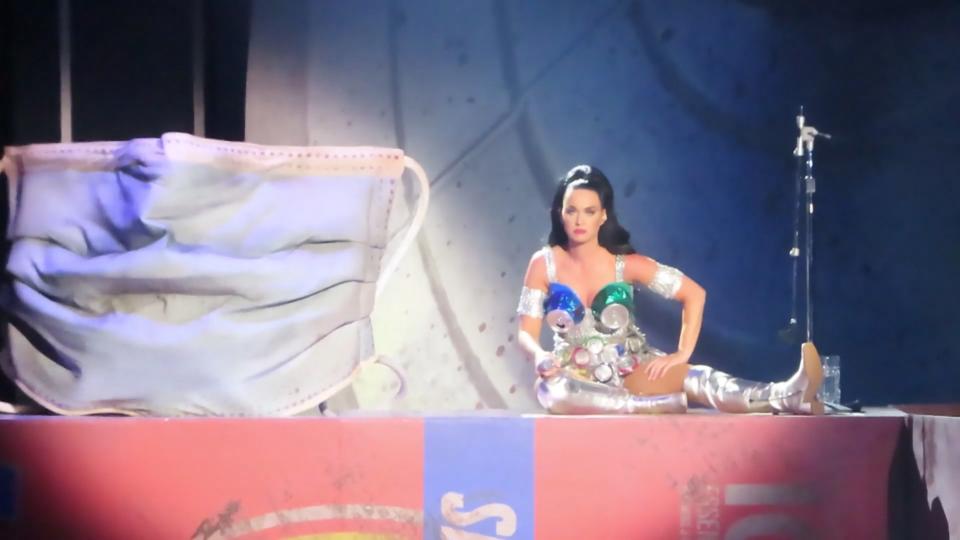 Katy Perry zapft Bier aus ihrem BH