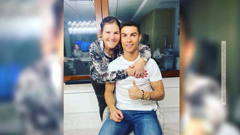 Mama Maria Dolores weint Tränen der Rührung