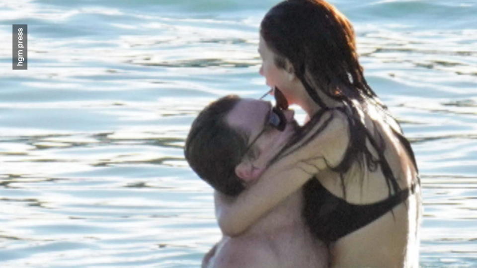 Leonardo DiCaprio und Camila Morrone planschen im Wasser
