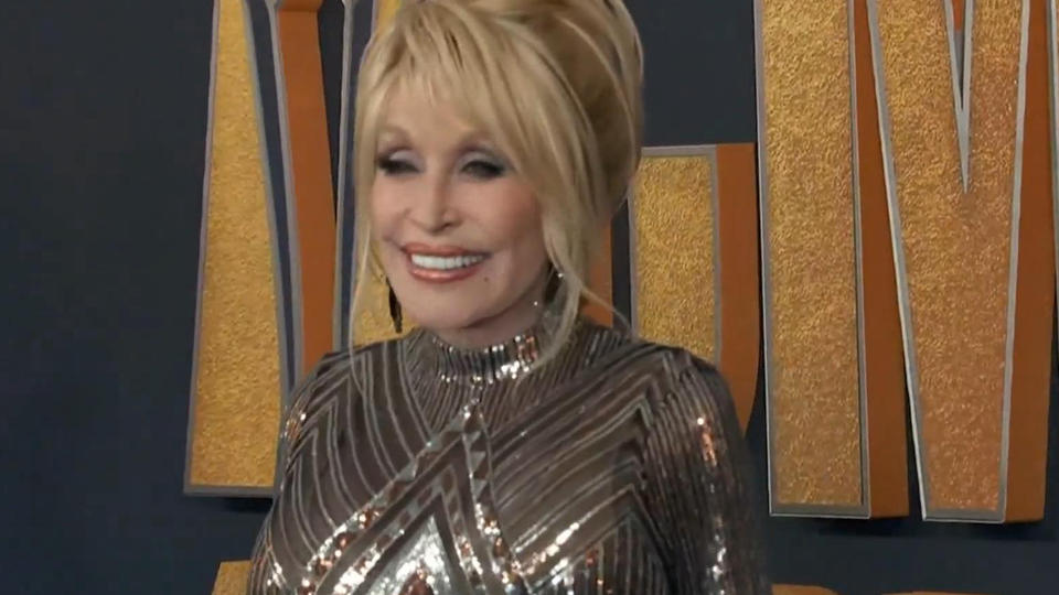 Dolly Parton im Discokugel-Outfit