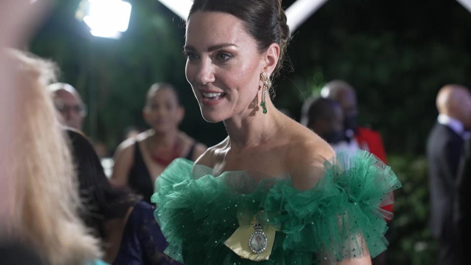 Herzogin Kate funkelt in einem smaragdgrünen Dress