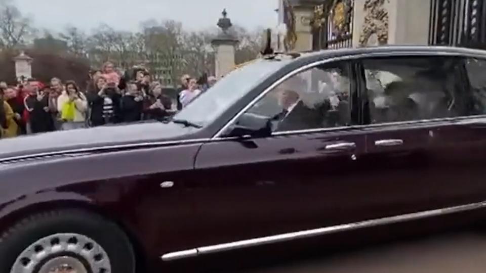 Queen kommt mit Skandal Prinz Andrew zur Gedenkfeier