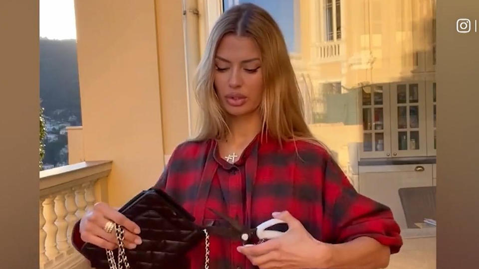 Russische Influencer zerschneiden ihre Chanel-Taschen