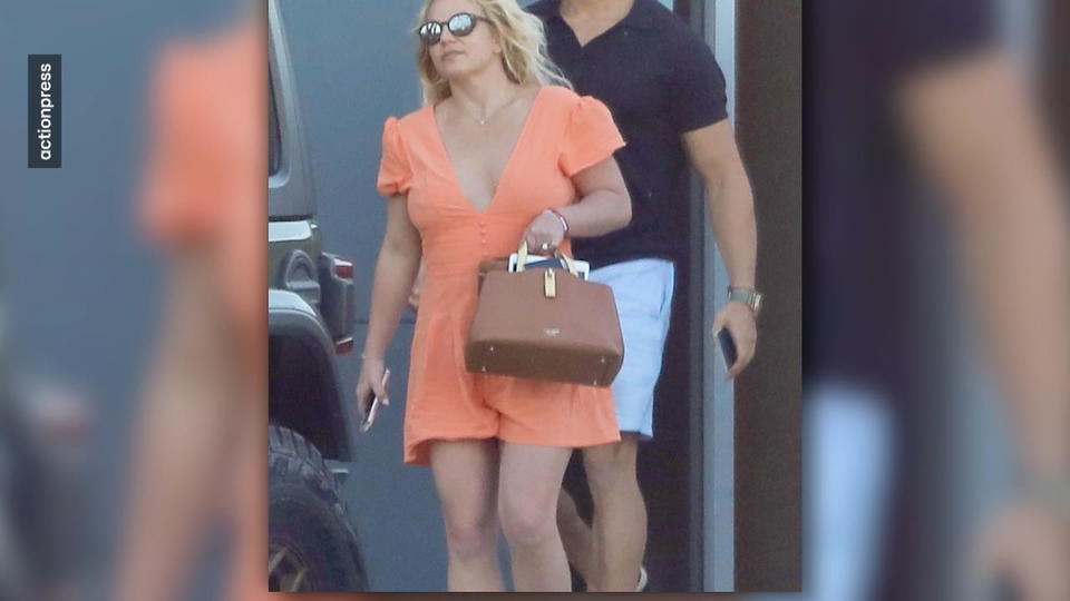 Sehen wir hier Britneys Babybauch?