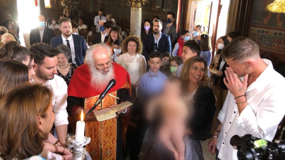 Baby George Angelos wird in Griechenland getauft