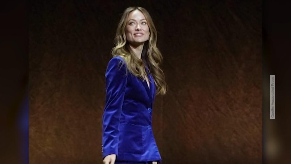 Olivia Wilde erhält Sorgerechtsunterlagen live auf der Bühne