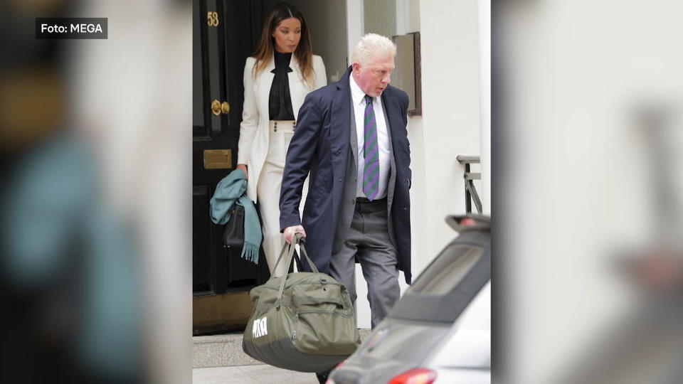 Boris Becker mit gepackten Sachen vor Gericht