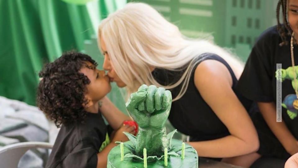 Kim Kardashian überrascht Psalm mit Hulk-Party