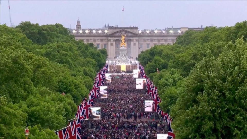 22.000 Menschen feiern am Buckingham Palace