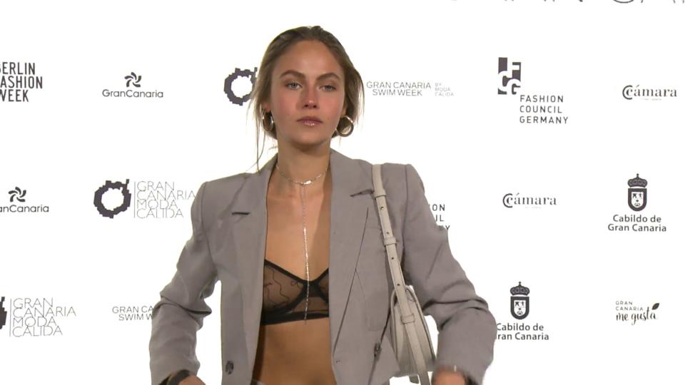 Elena Carrière reagiert mit Nacktfoto auf Hass-Kommentare