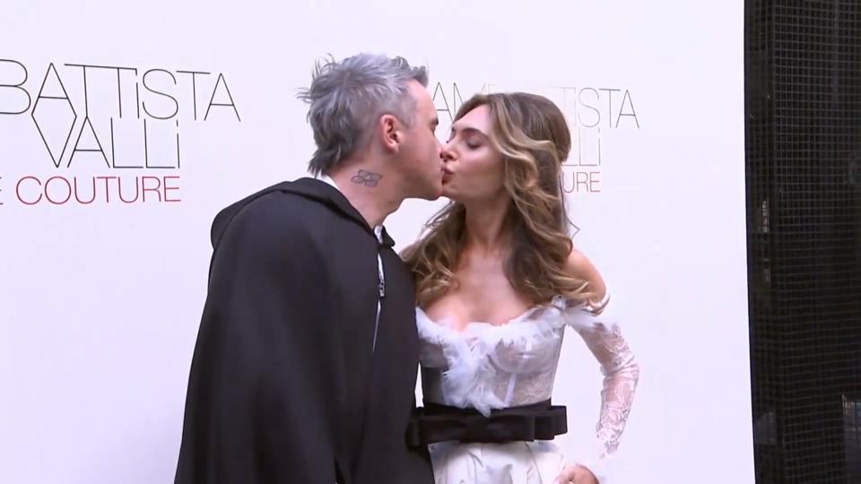 Robbie Williams knutscht jetzt in Kutte