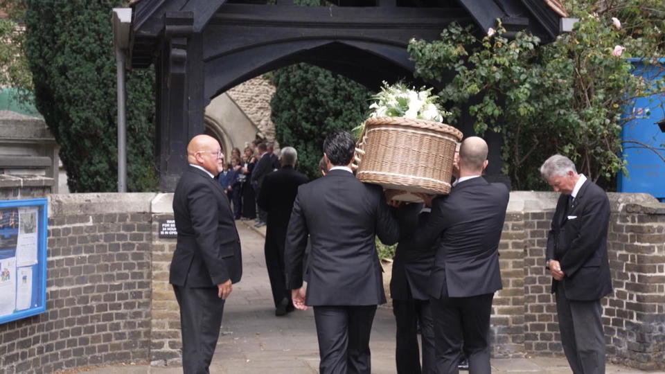 BBC-Moderatorin Deborah James beerdigt - Sohn trägt Sarg