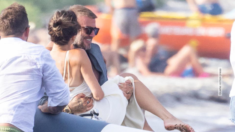 David Beckham trägt seine Frau Victoria auf Händen