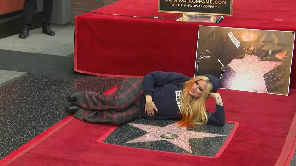 Avril Lavigne bekommt Stern auf dem "Walk Of Fame"