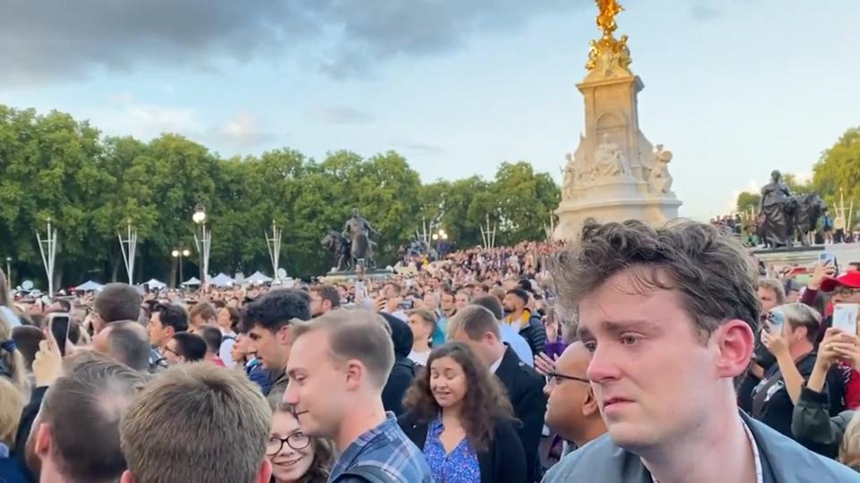 Menge vor Buckingham Palace singt "God save the king"