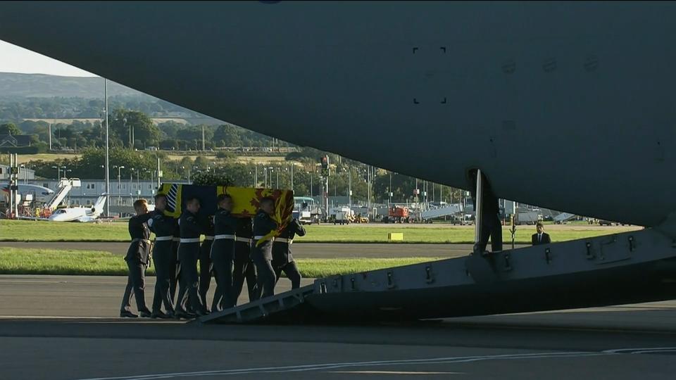 Ehrengarde trägt den Queen-Sarg ins Flugzeug nach London