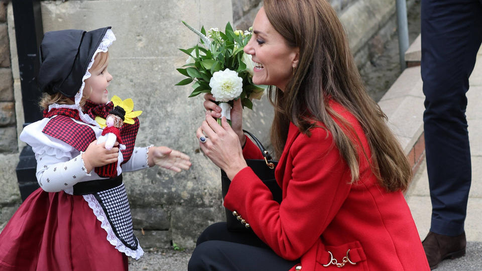 Kleines Mädchen empfängt Prinzessin Kate