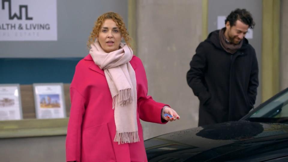 Nina und Carlos werden beobachtet