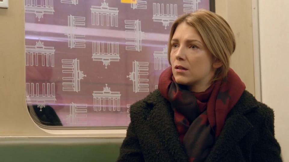 Lilly verfällt in der U-Bahn in Schockstarre
