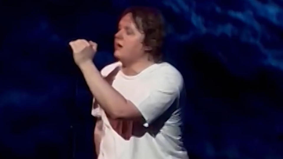 Nach Tourette-Anfall: Fans singen für Lewis Capaldi weiter!