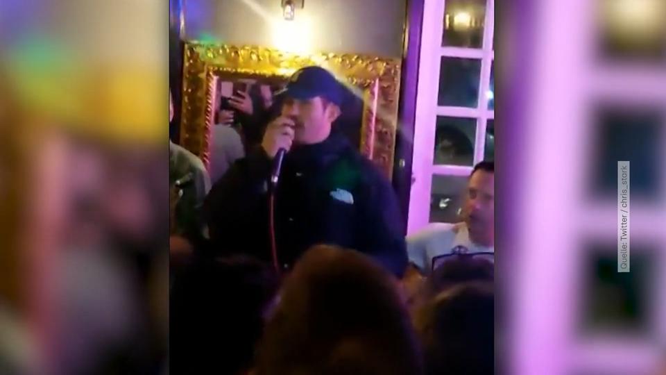 Orlando Bloom singt Karaoke im Pub