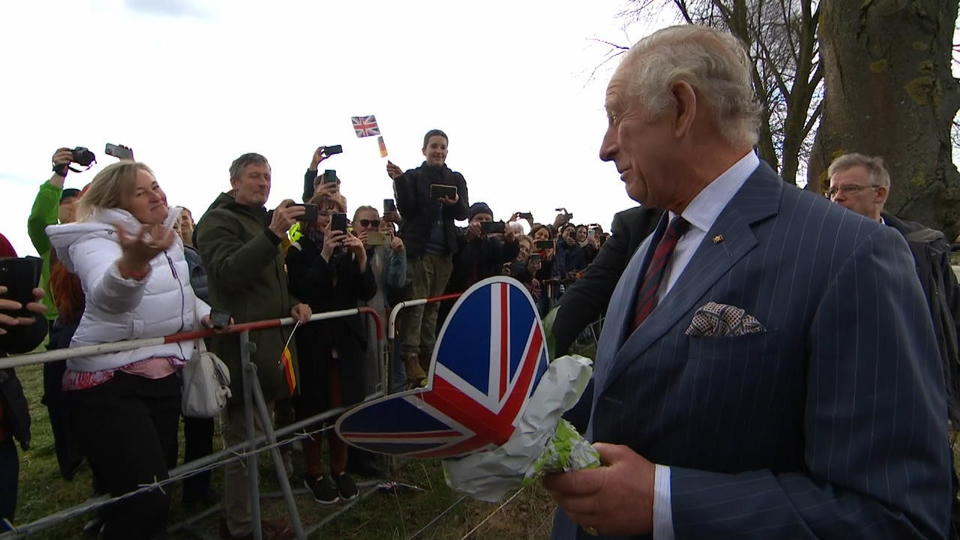 Stacheldraht trennt Charles von Royal-Fans